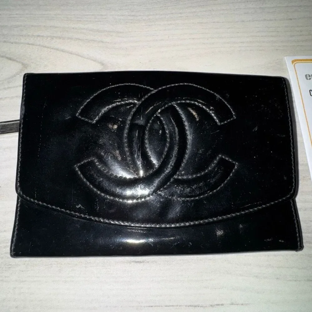 vintage Chanel black patent leather CC logo wallet/clutch   Comes with Authentic
